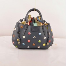 Sac Fendi B Fab en cuir Ferrari bleu clouté avec bijoux multicolores, format moyen, à poignée supérieure