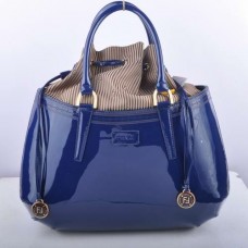 Sac Fendi B Fab bleu saphir en cuir verni, grand modèle, avec poignée supérieure