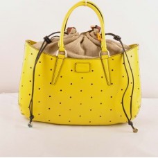 Sac Fendi B Fab jaune Ferrari en cuir perforé, grand modèle, avec poignée supérieure