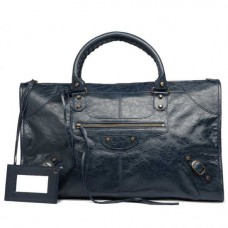 Balenciaga travaille Dark Night