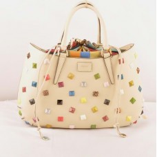 Sac Fendi B Fab en cuir Ferrari beige clouté avec bijoux multicolores, grand modèle à poignée supérieure