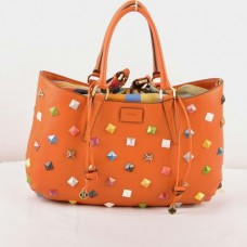 Sac Fendi B Fab en cuir Ferrari orange clouté avec grand sac à poignée supérieure orné de bijoux multicolores