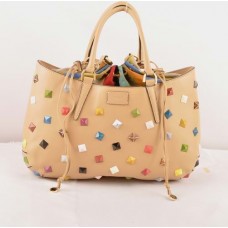 Sac Fendi B Fab en cuir Ferrari abricot clouté avec bijoux multicolores, grand modèle à poignée supérieure