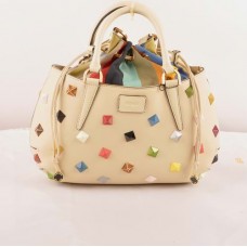 Sac Fendi B Fab moyen à poignée supérieure en cuir beige Ferrari clouté et orné de bijoux multicolores