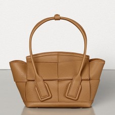 Sac Bottega Veneta Mini Arco 29 en cuir de veau grainé caramel Sac Bottega Veneta Mini Arco 29 en cuir de veau grainé caramel