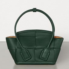 Sac Bottega Veneta Mini Arco 29 en cuir de veau grainé vert Sac Bottega Veneta Mini Arco 29 en cuir de veau grainé vert