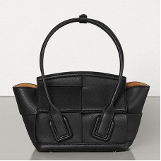 Sac Bottega Veneta Mini Arco 29 en cuir de veau grainé noir Sac Bottega Veneta Mini Arco 29 en cuir de veau grainé noir
