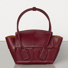 Sac Bottega Veneta Mini Arco 29 en cuir de veau tressé bordeaux Sac Bottega Veneta Mini Arco 29 en cuir de veau tressé bordeaux