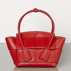Sac Bottega Veneta Mini Arco 29 en cuir de veau rouge tressé Sac Bottega Veneta Mini Arco 29 en cuir de veau rouge tressé