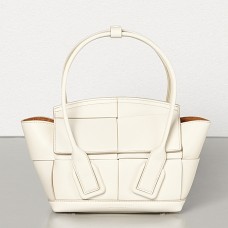Sac Bottega Veneta Mini Arco 29 en cuir de veau tissé blanc Sac Bottega Veneta Mini Arco 29 en cuir de veau tissé blanc
