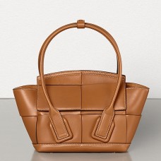 Sac Bottega Veneta Mini Arco 29 en cuir de veau tressé Wood Weave Sac Bottega Veneta Mini Arco 29 en cuir de veau tressé Wood Weave