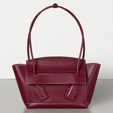 Sac Bottega Veneta Arco 33 en cuir de veau français bordeaux