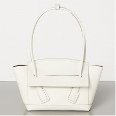 Sac Bottega Veneta Arco 33 en veau français blanc Sac Bottega Veneta Arco 33 en veau français blanc