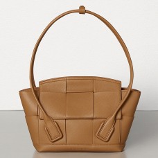 Sac Bottega Veneta Arco 33 petit modèle en cuir de veau grainé caramel Sac Bottega Veneta Arco 33 petit modèle en cuir de veau grainé caramel