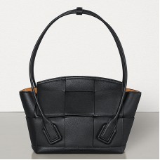 Sac Bottega Veneta Arco 33 petit modèle en cuir de veau grainé noir Sac Bottega Veneta Arco 33 petit modèle en cuir de veau grainé noir