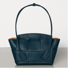 Bottega Veneta Sac Arco 33 Intrecciato En Cuir De Veau Bleu Marine