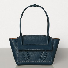 Sac Bottega Veneta Arco 33 en cuir de veau grainé bleu