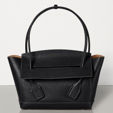 Sac Bottega Veneta Arco 33 en cuir de veau grainé noir Sac Bottega Veneta Arco 33 en cuir de veau grainé noir