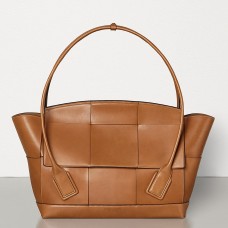Bottega Veneta Sac Arco 48 Intrecciato En Cuir De Veau Marron