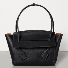 Sac Bottega Veneta Arco 48 en cuir de veau grainé noir Sac Bottega Veneta Arco 48 en cuir de veau grainé noir
