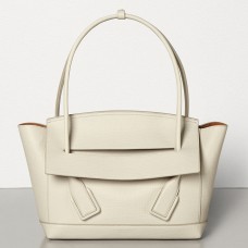 Sac Bottega Veneta Arco 48 en cuir de veau grainé blanc Sac Bottega Veneta Arco 48 en cuir de veau grainé blanc