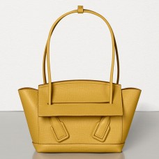 Sac Bottega Veneta Arco 48 en cuir de veau grainé jaune Sac Bottega Veneta Arco 48 en cuir de veau grainé jaune