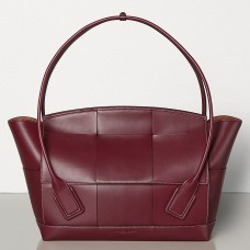 Sac Bottega Veneta Arco 56 en cuir de veau français bordeaux Sac Bottega Veneta Arco 56 en cuir de veau français bordeaux