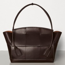 Sac Bottega Veneta Arco 56 en cuir de veau français foncé Sac Bottega Veneta Arco 56 en cuir de veau français foncé