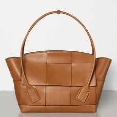 Sac Bottega Veneta Arco 56 en cuir de veau français beige Sac Bottega Veneta Arco 56 en cuir de veau français beige