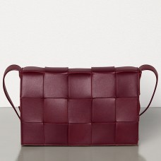 Sac Cassette Bottega Veneta en agneau bordeaux
