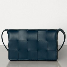 Sac Cassette Bottega Veneta en cuir d'agneau bleu foncé