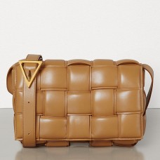 Sac cassette rembourré Bottega Veneta en cuir de veau caramel