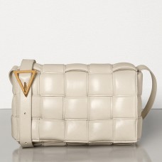 Sac à cassette rembourré Bottega Veneta en cuir de veau couleur plâtre