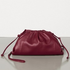 Pochette Bottega Veneta The Pouch 20 en cuir de veau bordeaux Pochette Bottega Veneta The Pouch 20 en cuir de veau bordeaux
