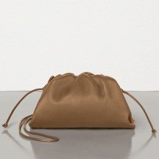 Pochette Bottega Veneta The Pouch 20 en cuir de veau marron Pochette Bottega Veneta The Pouch 20 en cuir de veau marron