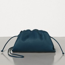 Pochette Bottega Veneta The Pouch 20 en cuir de veau bleu marine Pochette Bottega Veneta The Pouch 20 en cuir de veau bleu marine