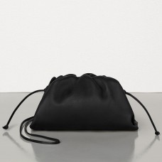 Pochette Bottega Veneta The Pouch 20 en cuir de veau noir Pochette Bottega Veneta The Pouch 20 en cuir de veau noir