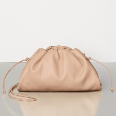 Pochette Bottega Veneta The Pouch 20 en cuir de veau nude Pochette Bottega Veneta The Pouch 20 en cuir de veau nude