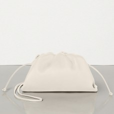 Pochette Bottega Veneta The Pouch 20 en cuir de veau blanc Pochette Bottega Veneta The Pouch 20 en cuir de veau blanc
