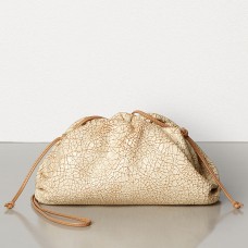 Pochette Bottega Veneta The Pouch 20 en cuir craquelé beige Pochette Bottega Veneta The Pouch 20 en cuir craquelé beige