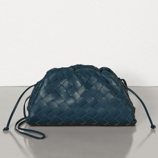 Bottega Veneta Pochette The Pouch 20 En Cuir D'agneau Intrecciato Bleu Foncé