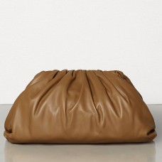 Pochette Bottega Veneta en cuir de veau camel