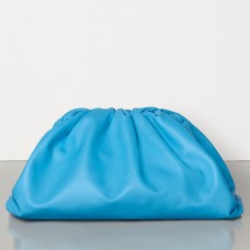 Pochette Bottega Veneta en cuir de veau bleu ciel