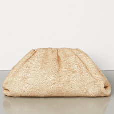 Pochette Bottega Veneta en cuir craquelé beige