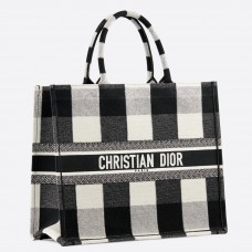 Sac cabas Dior Book en toile brodée à carreaux blancs et noirs