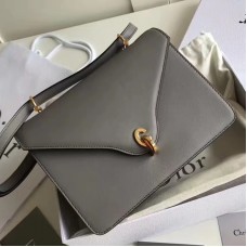 Sac à rabat Dior C'est Dior en cuir de veau gris Sac à rabat Dior C'est Dior en cuir de veau gris