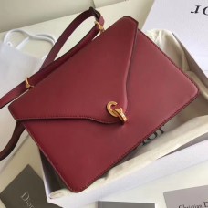Sac à rabat Dior C'est Dior en cuir de veau rouge Sac à rabat Dior C'est Dior en cuir de veau rouge