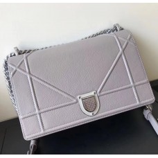 Sac à rabat Dior Diorama en cuir de veau grainé gris perle
