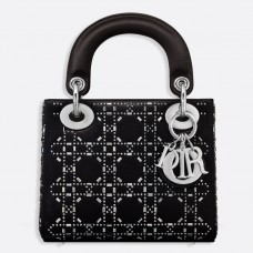 Sac Lady Dior Mini en satin orné de strass et accompagné d'une chaîne Sac Lady Dior Mini en satin orné de strass et accompagné d'une chaîne