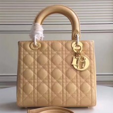 Sac Lady Dior moyen en cuir verni abricot Sac Lady Dior moyen en cuir verni abricot